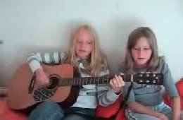 Детишки поют классную песню 