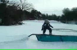 3-х летний ребенок катается на сноуборде