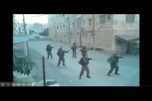 Израильские солдаты развлекаются на поле битвы