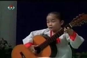 Маленька девочка играет на гитаре
