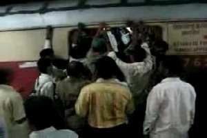 В Индии так катаются на поездах