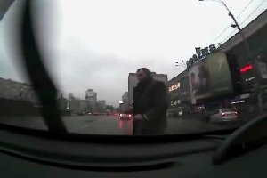 Сумасшедший пешеход на проспекте Победы. Киев