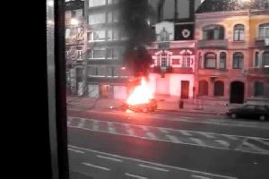 В Брюсселе машина горела как фейерверк