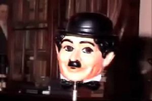 Прикольная иллюзия с маской Чарли Чаплина