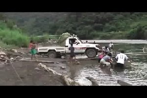 Переправка машины через реку в Боливии