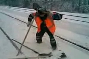 Пьяный работник пытается собрать лопаты