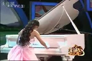 Девочка играет на пианино без пальцев на одной руке