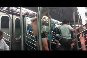 Флешмоб стриптиз в метро Нью Йорка