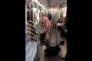 Сумасшедший мужик в метро США