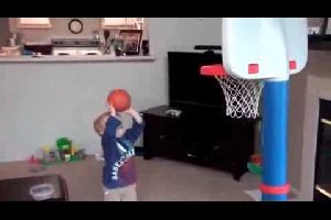 Ребенок классно играет в баскетбол