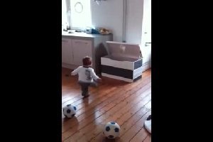 Ребенок играет в футбол