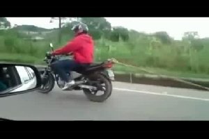 Мотоцикл тянет жука