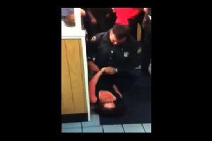 Полицейские из Атланты избивают девушек