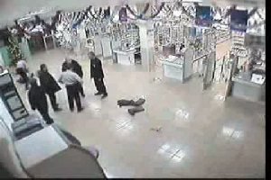 Охрана магазина избивает парня