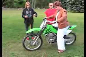 Женщина на мотоцикле сбила свою маму
