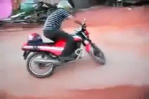 Неудачный трюк на мотоцикле