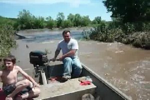 Рыба атакует лодку