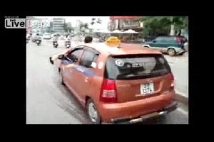 Полицейский пытается остановить такси