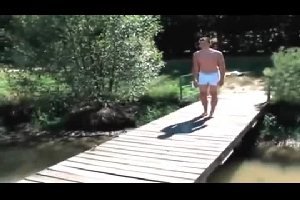 Неудачный прыжок с разбега в воду