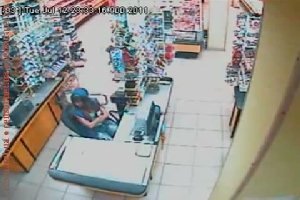 Парень избил девушку в супермаркете