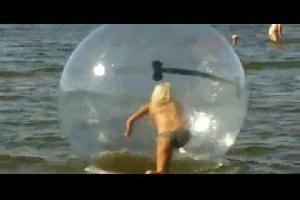 Блондинка в водном шарике