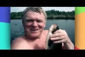 Смиксованный ролик с радостным рыбаком