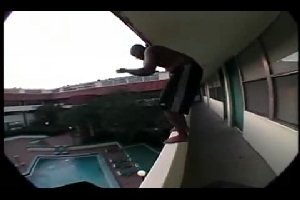 Сумасшедший прыжок в бассейн