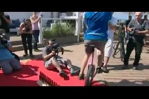 Классный трюк и балансировка на одноколесном велосипеде