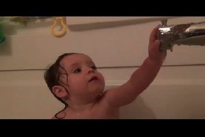 Маленький ребенок впервые увидел кран в ванной