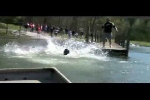 Неудачный прыжок в воду с разбегу
