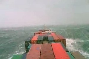 Огромный контейнеровоз и шторм в 11 балов