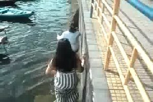 Неудачная попытка девушек залезть в лодку