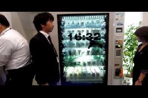 Первый в мире торговый автомат с прозрачным дисплеем