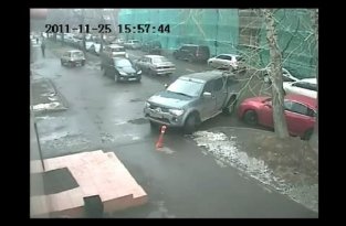 Неугомонный водитель таранит машины
