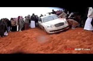 Bentley Continental Flying Spur в арабских песках