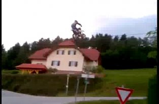 Невероятный прыжок на мотоцикле