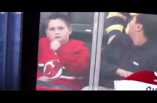 Мальчику наверно не понравился хоккеист