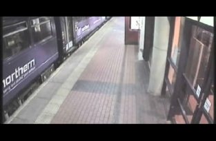 Пьяная девушка упала под поезд